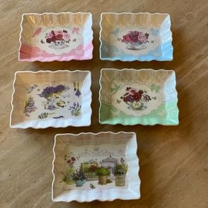 Lot of 5 country themed plastic trays.